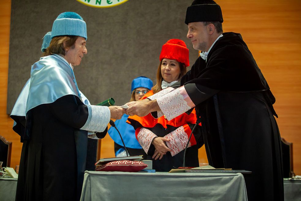 El gran Raphael recibe el máximo reconocimiento de la UJA: el Doctorado Honoris Causa