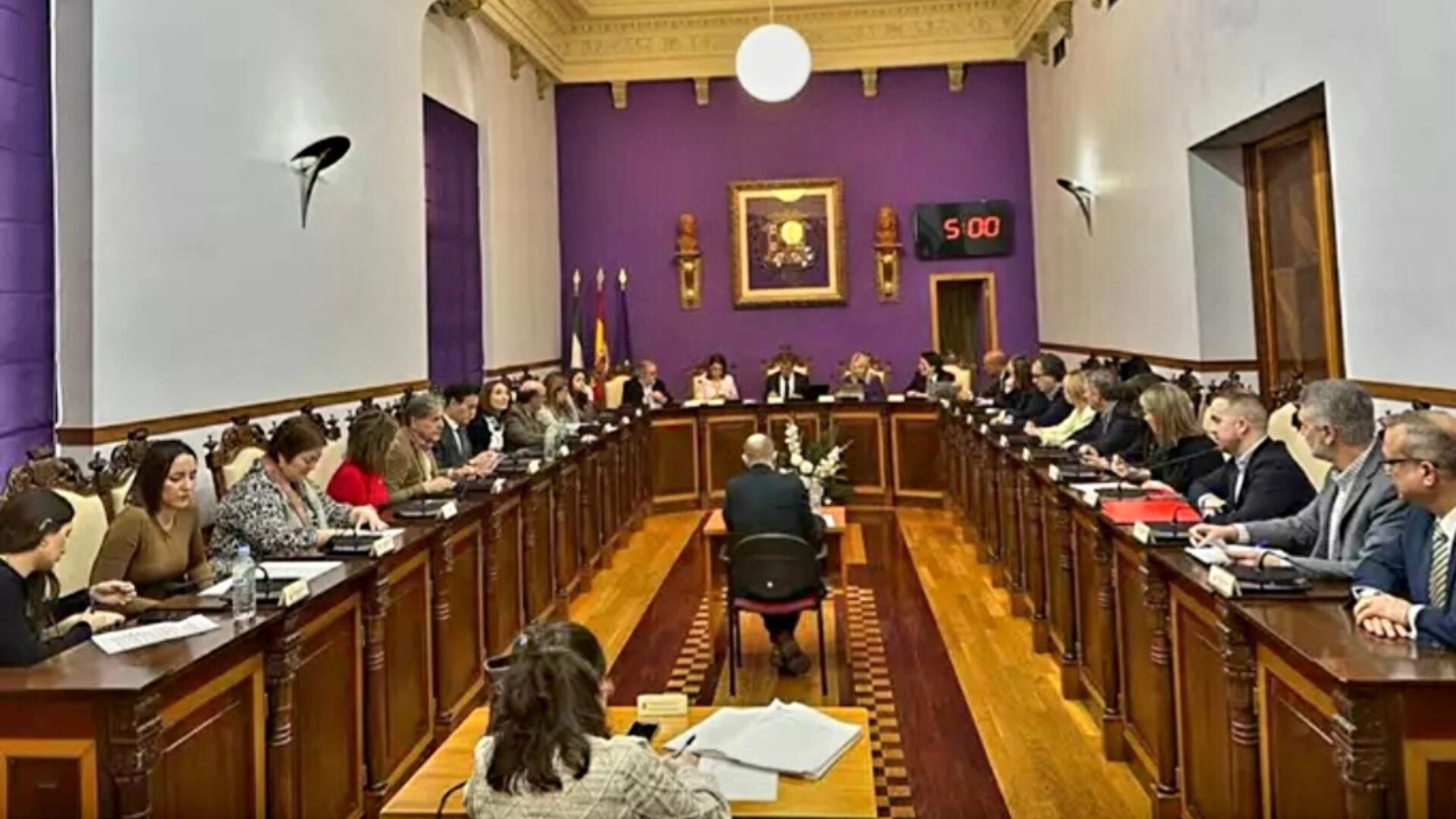 Demasiadas liberaciones para un Ayuntamiento en la UVI