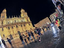 «Por un beso de tu boca/diera yo la catedral/y el jardín de los Naranjos/y el Palacio Provincial»